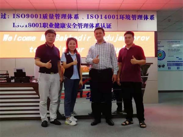 阿聯(lián)酋迪拜客戶來(lái)我司考察液晶拼接屏、小間距LED等產(chǎn)品
