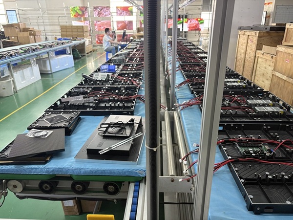 華邦瀛室內(nèi)P2壓鑄鋁箱體LED顯示屏.jpg