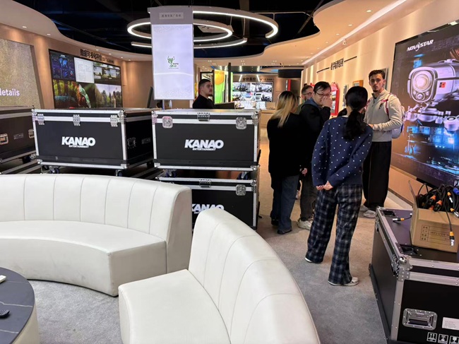 法國(guó)客戶組團(tuán)到華邦瀛學(xué)習(xí)LED顯示屏維修的真實(shí)經(jīng)歷